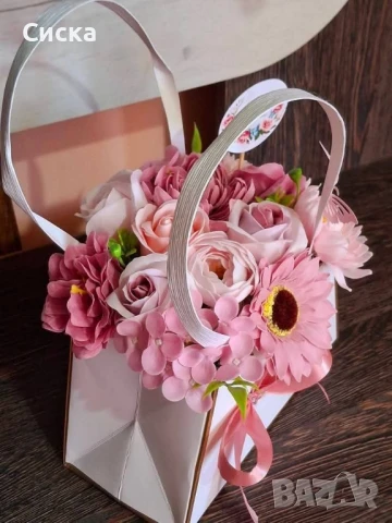 Кокетната дамска чанта с микс сапунени цветя от пластичен сапун в розово и пепел от рози, снимка 7 - Подаръци за жени - 50499499