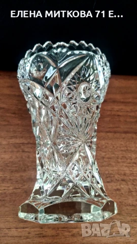 Масивна кристална ваза средна големина с много богата и дълбока гравюра и красиво оформен ръб, снимка 3 - Вази - 51397430