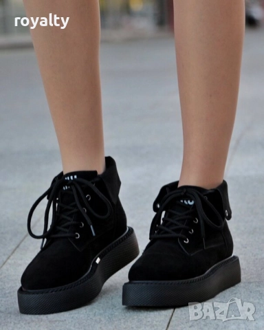 Равни боти - черен велур