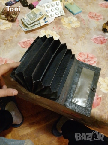 Чисто нов кожен портфейл за банкноти седял е в шкаф никога не е ползван