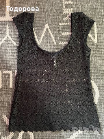 Черна блуза Stradivarius без ръкави.