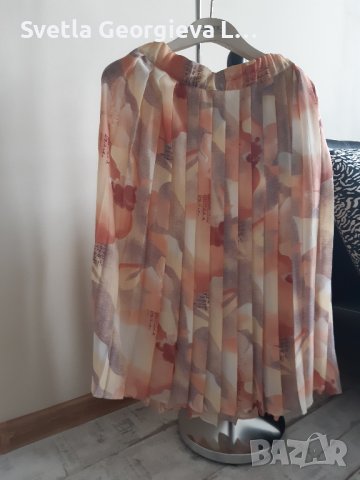 Актуална плисирана пола размер М-L, снимка 1