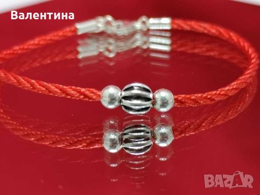 Дамска гривна от червена корда със 925 сребърни елементи, снимка 1 - Гривни - 28024581