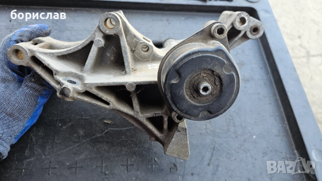 Стойка за генератор за Фолксваген голф 3 , снимка 4 - Части - 51637235