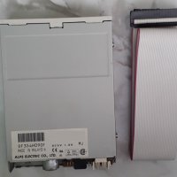 Флопи дисково устройство 3.5"/ 1.44МВ + data кабел и 4 бр. винтчета, снимка 1 - Други - 28546478