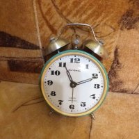 Много добре работещ будилник янтар, снимка 1 - Стенни часовници - 32976770
