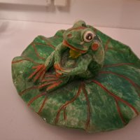 Сувенир фигурка жаба върху листо, снимка 1 - Декорация за дома - 40325248