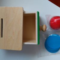 Дървено Монтесори чекмедже 2в1 с топче и жетони, снимка 5 - Образователни игри - 44899498