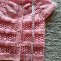 Бебешко ръчно плетено комплектче - елеченце и терлички, снимка 3 - Комплекти за бебе - 44930781