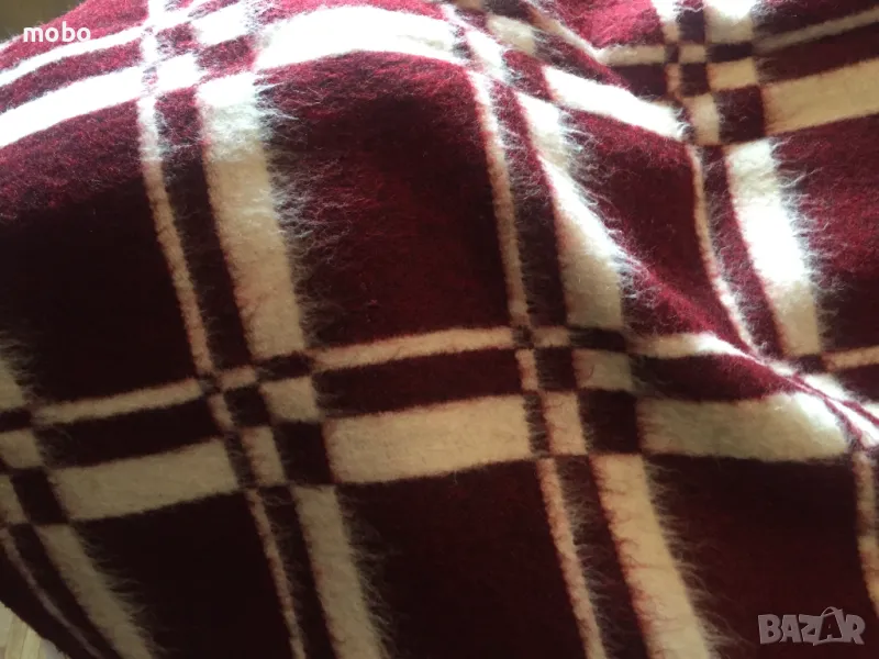 Ново одеяло с вълна , размери 200/160см.Цвят вишнево червено и бяло, снимка 1