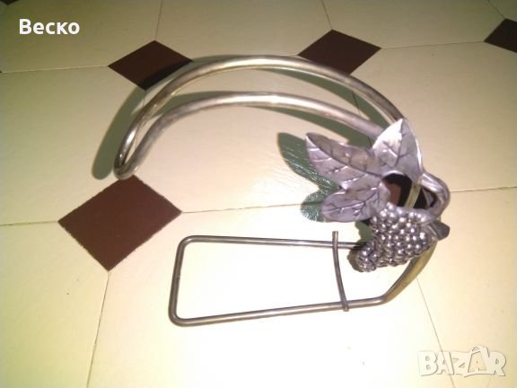 Метална Стока за вино с декорация, подходяща за подарък., снимка 1