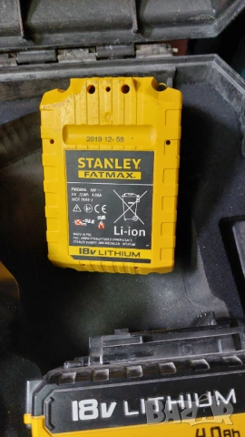 Stanley 2батерии и зарядно, снимка 3 - Други инструменти - 53292568