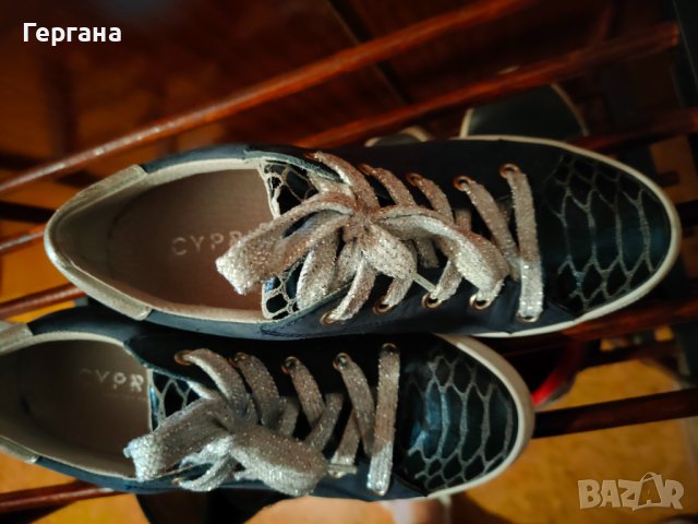 Синьо бели сникърси естествена кожа 