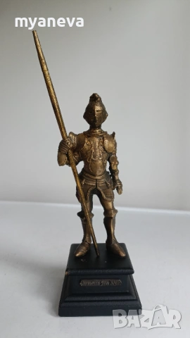 Рицар в пълно бойно снаряжение, бронзова статуетка.