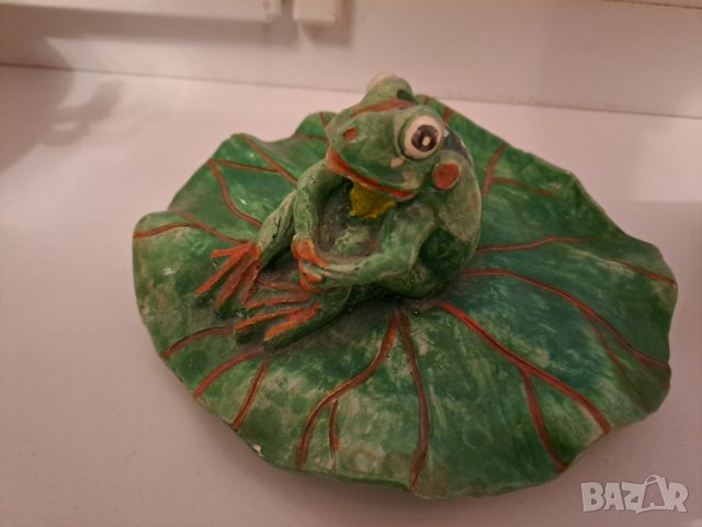 Сувенир фигурка жаба върху листо