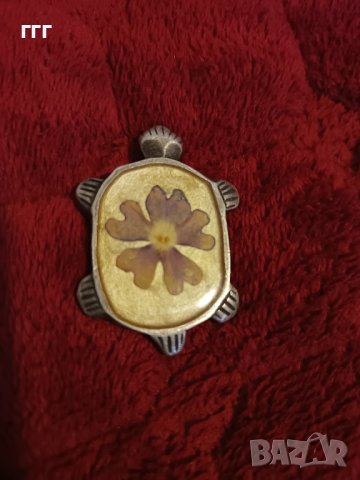 Дизайнерска брошка on aura tout vu