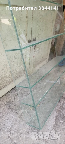 Стъклена етажерка - витрина