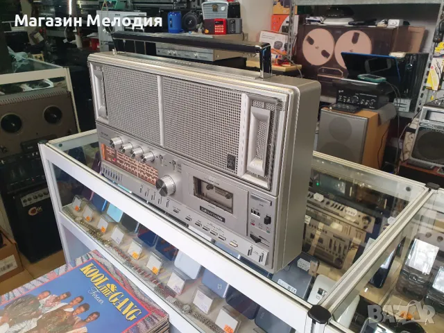 Радио Grundig RR 3000 В отлично състояние. Всичко му работи с изключение на касетата., снимка 3 - Радиокасетофони, транзистори - 49345109