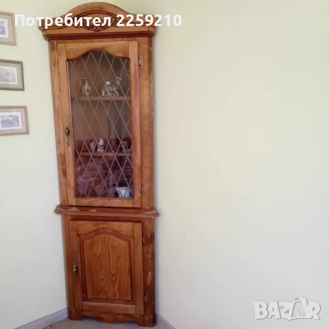 Античен ъглов витринен шкаф във викториански стил