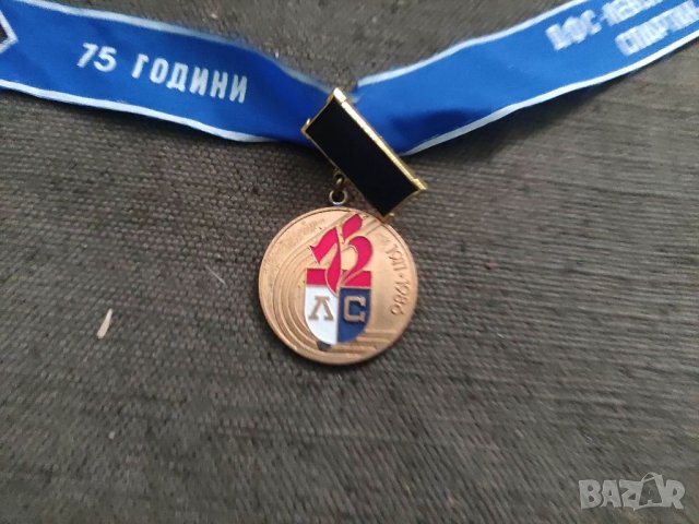 Продавам значка 75 години Левски Спартак 1911-1986, снимка 2 - Други ценни предмети - 38301721