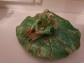Сувенир фигурка жаба върху листо, снимка 1 - Декорация за дома - 40325248