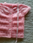 Бебешко ръчно плетено комплектче - елеченце и терлички, снимка 3