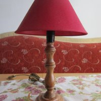 Малка семпла лампичка със стойка от стругован орех - 2, снимка 1 - Настолни лампи - 44116262