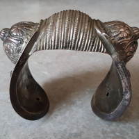 Огромна Възрожденска сребърна 1860 гривна рогатка запазена, снимка 3 - Антикварни и старинни предмети - 36500700