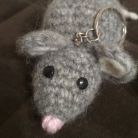 Ръчно плетена мишка Реми, амигуруми играчка, снимка 8 - Плюшени играчки - 27669116