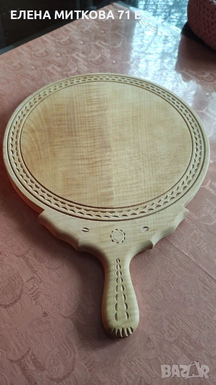 Голяма кръгла дървена дъска за мезета с дръжка и украса от дърворезба, снимка 1