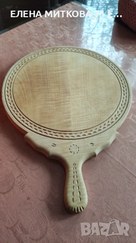 Голяма кръгла дървена дъска за мезета с дръжка и украса от дърворезба