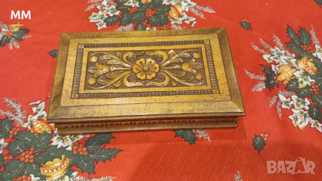 Стара дървена кутия за бижута 