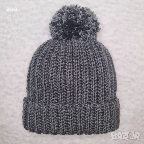 Ръчно плетена шапка с голям помпон в сиво, снимка 1 - Шапки - 43661373