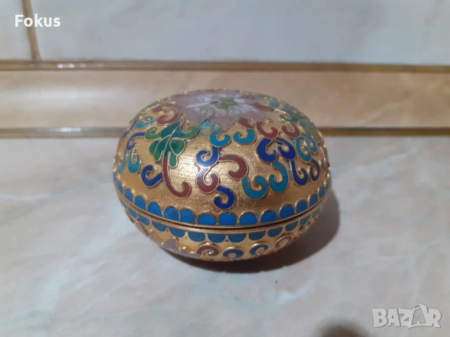 Стара бронзова кутийка с емайл клоазоне бижутерка