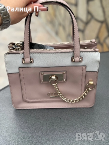 Средна дамска чанта GUESS, снимка 3 - Чанти - 51884312