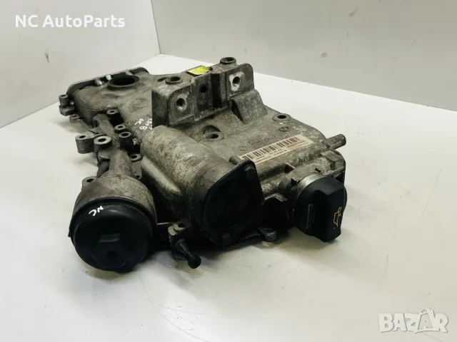 Капак за двигател за Audi Ауди А3 VW Golf MK5 8P1 1.6 FSI 115 коня BLF 03C109211G 2008, снимка 2 - Части - 50191234