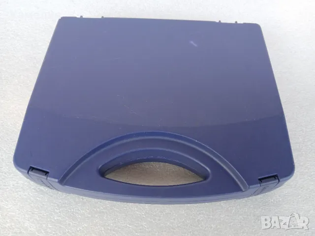 Малко пластмасово куфарче