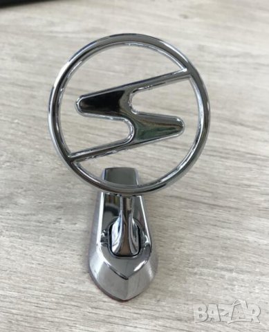 мерник Трабант стояща метална хром емблема на стойка преден капак прицел Trabant, снимка 1