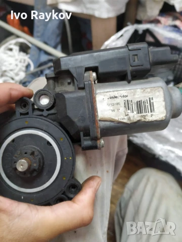 заден десен стъклоповдигач Renault Laguna 8200305 720 X 74 PIA G 