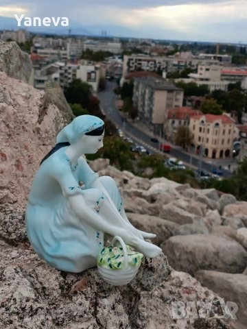 Vintage порцеланова статуетка на дама с кошница в седнала поза, снимка 4 - Статуетки - 51912759