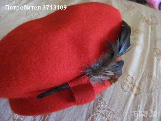 Красива червена дамска шапка барета -филц и пера, снимка 2 - Шапки - 51421313
