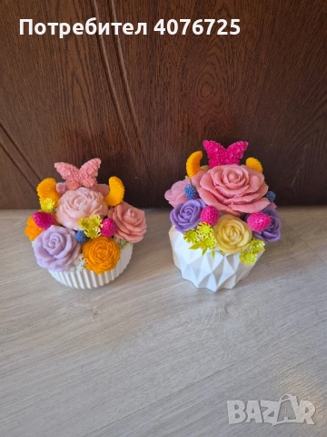 Керамични кашпи декурирани с ароматни сапунени цветя.