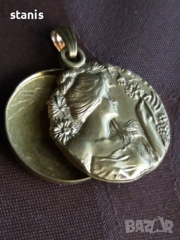 Медальон , снимка 2 - Колиета, медальони, синджири - 43201431