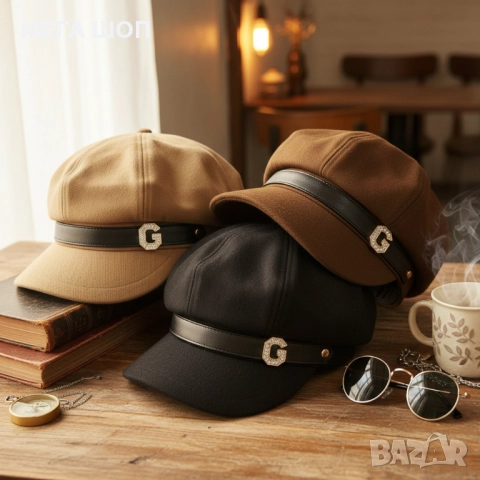 Елегантна дамска шапка тип фуражка с декоративна лента и метално лого