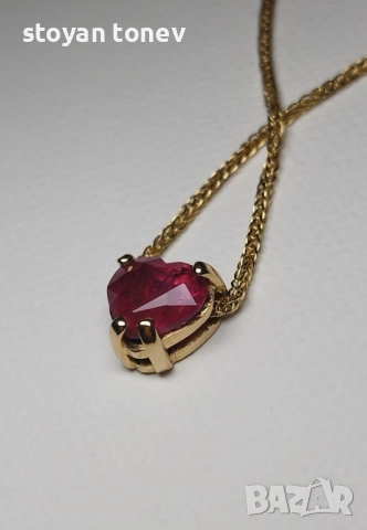 Медальон с форма на съце с естествен, ненагряван рубин в 14К златен обков! Нов! Сертификат!, снимка 2 - Колиета, медальони, синджири - 51537547