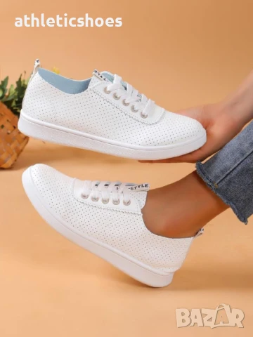 Дамски бели гуменки с перфорирана кожа с бежови капси