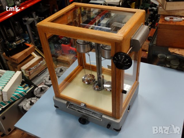 аналитична везна ретро