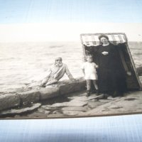 Стара снимка-картичка край морето от 1926г., снимка 3 - Други ценни предмети - 33038938