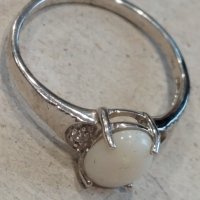 Дамски сребърен пръстен с опал и две малки диаматчета, снимка 3 - Пръстени - 43960218