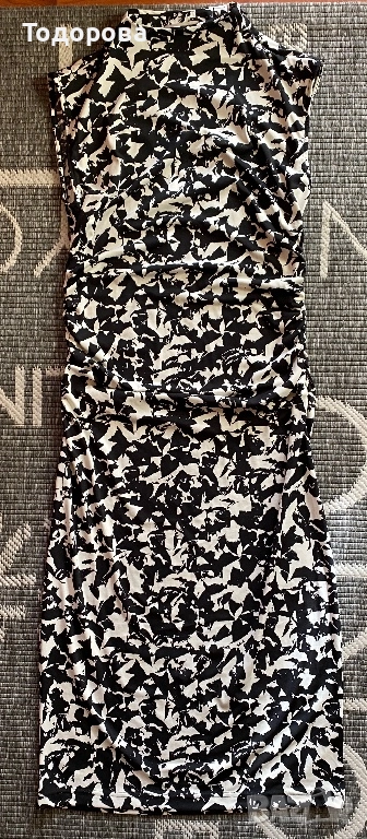 Рокля HM черно и бяло, под коляно, без ръкав, снимка 1